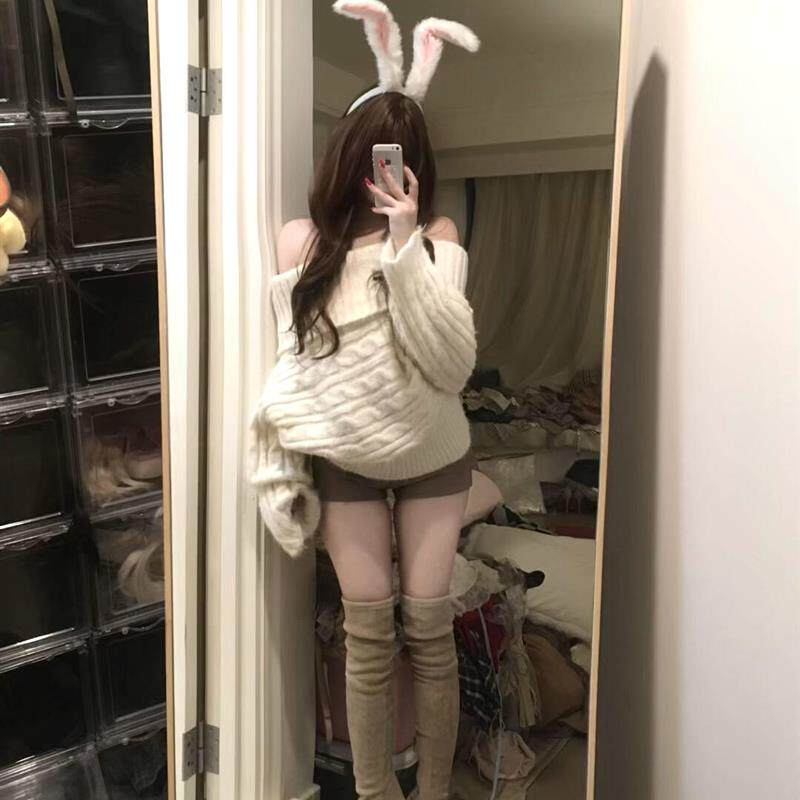 韩系纯欲一字肩白色毛衣女秋冬季宽松休闲高级设计感露肩针织上衣