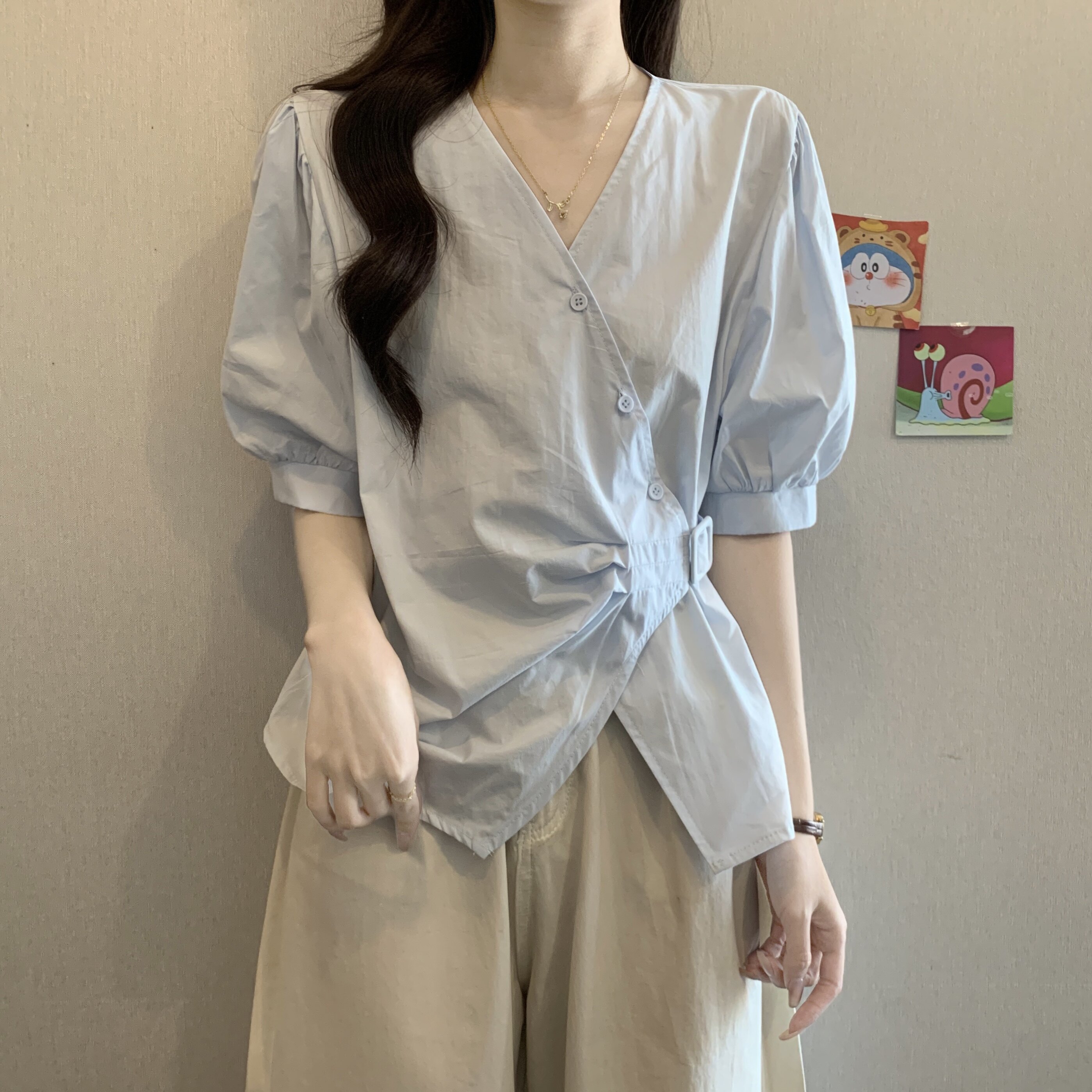 独特别致蓝色V领短袖衬衫