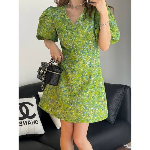 泡泡袖收腰V领碎花短裙