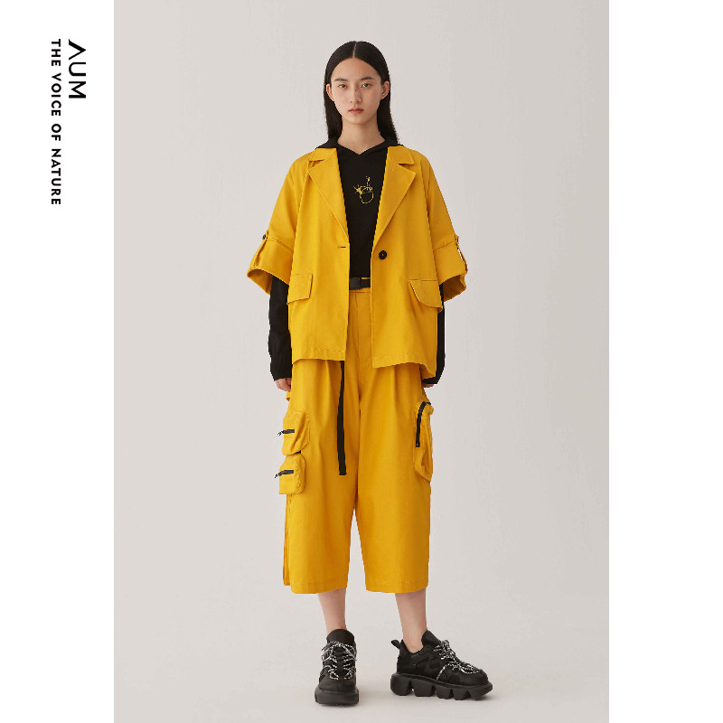 短外套利落的线条，宽松的廓形