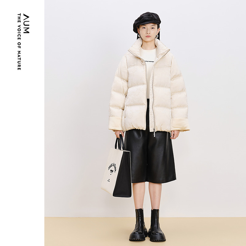 AUM噢姆冬季米白色立领鹅绒蓬松面包服袖口拼接女式羽绒服