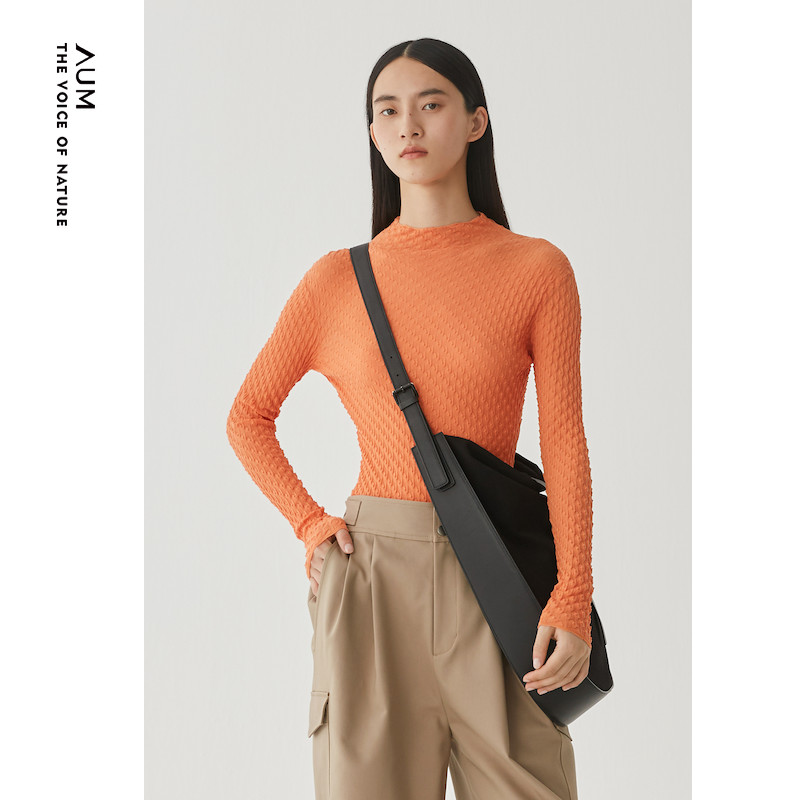 凹凸不平的3D肌理褶皱，强化了设计