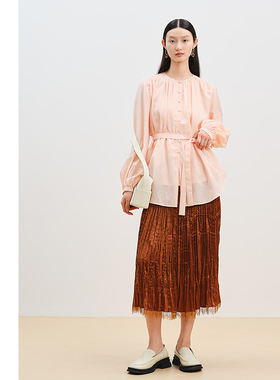 【会员价590元】AUM噢姆秋季文艺腰带粉色清透小圆领碎褶衬衫