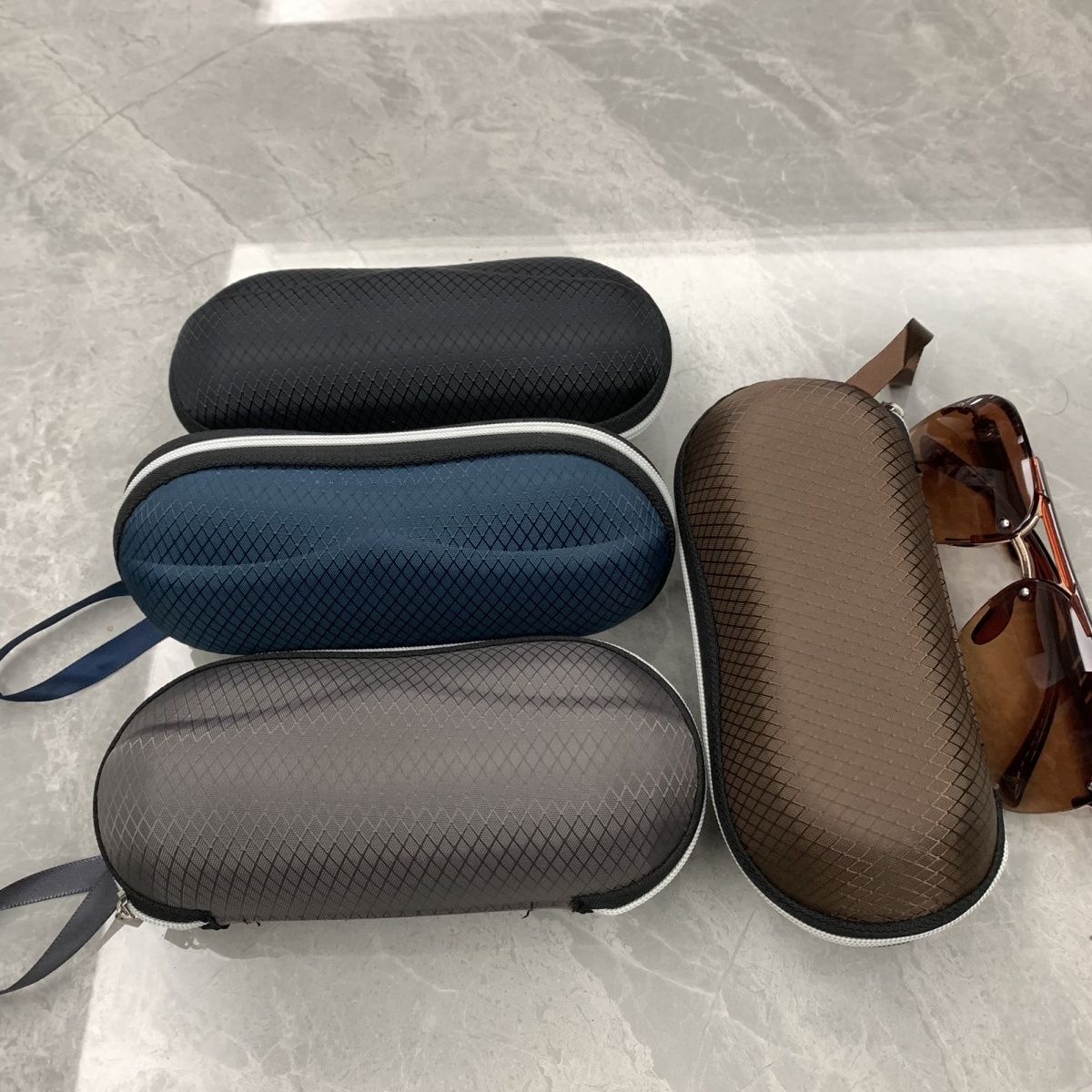 新款时尚眼镜盒拉链盒黑色挂钩太阳镜盒墨镜盒子