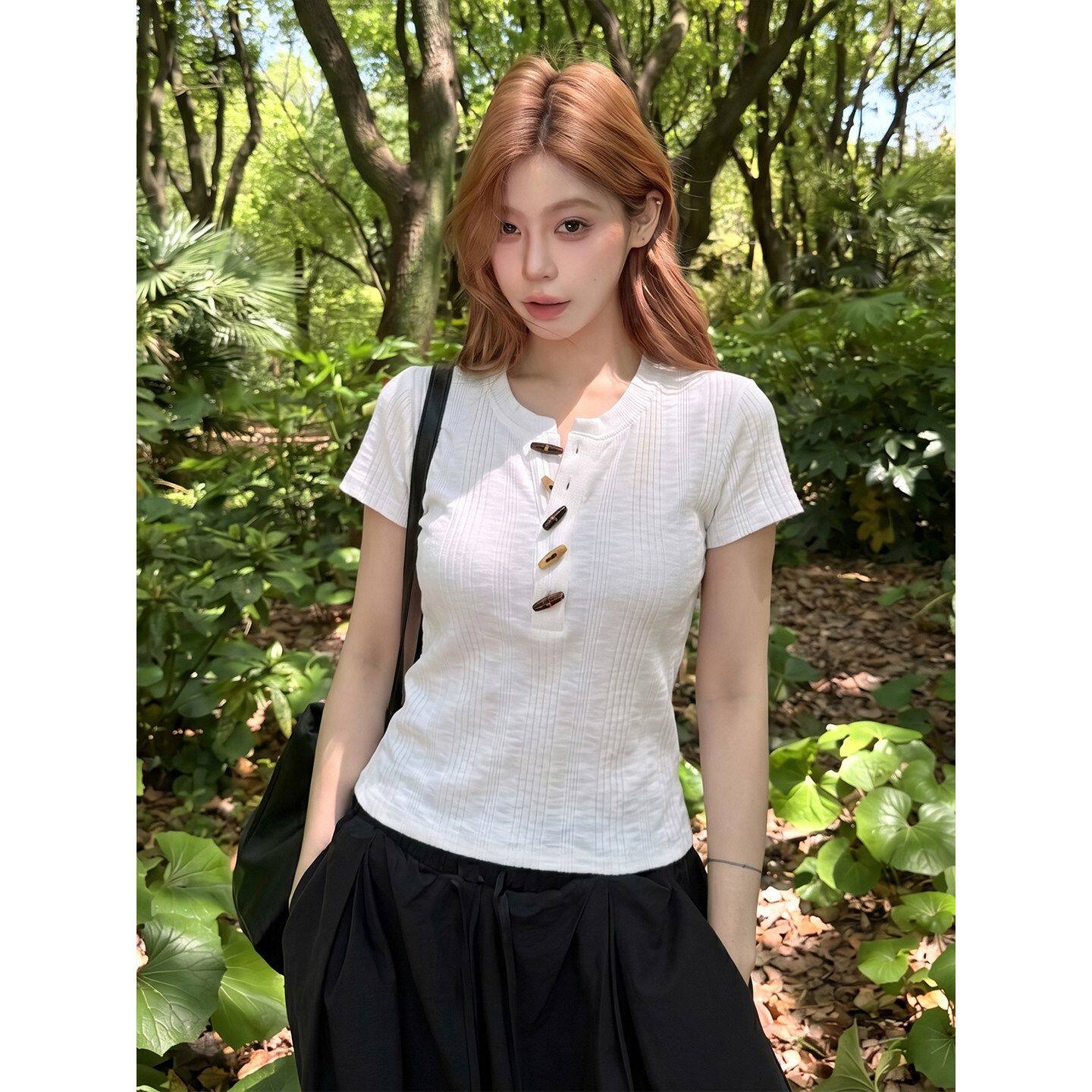 肌理感牛角扣短袖t恤女夏季新款修身显瘦百搭亨利领白色正肩上衣