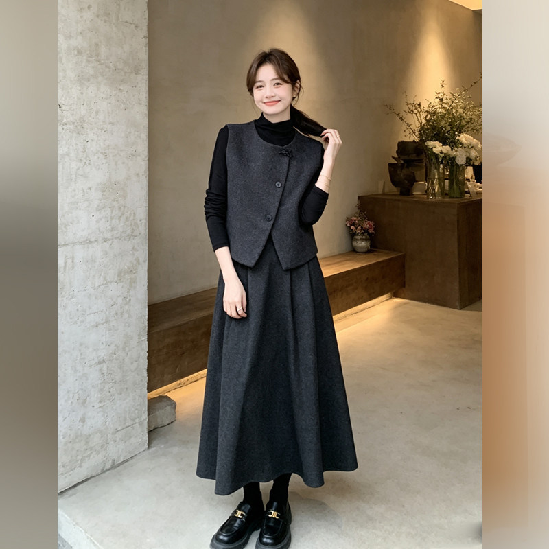 深灰色高级感法式赫本风马甲套装裙女秋冬新款复古气质毛呢三件套