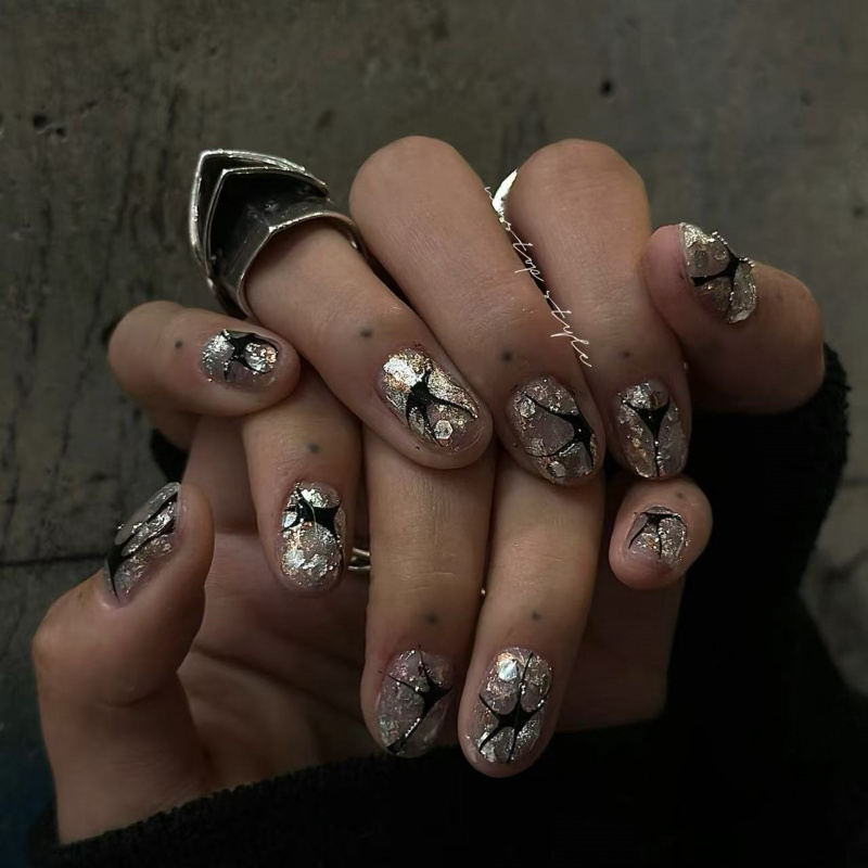 碎银墨影酷飒涂鸦美甲