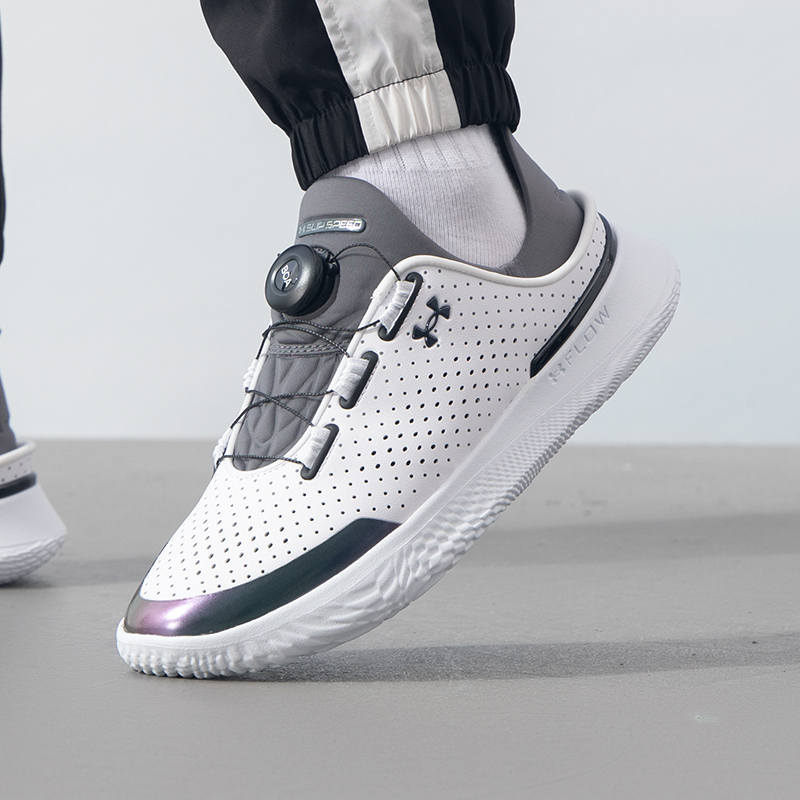 安德玛新款轻便减震跑步鞋