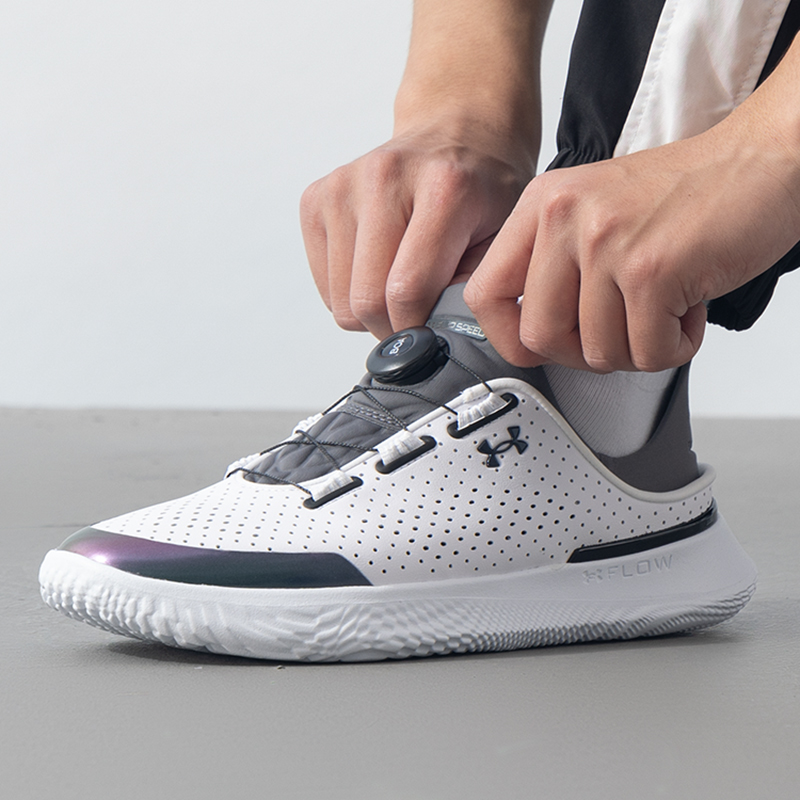 安德玛新款轻便减震跑步鞋