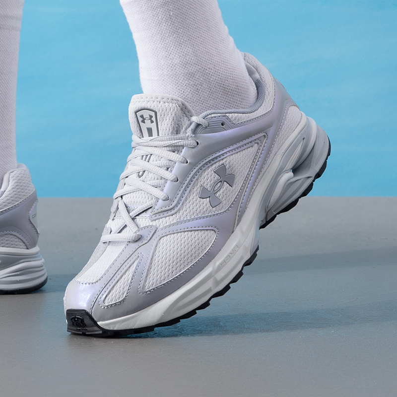 安德玛轻便透气网面休闲鞋