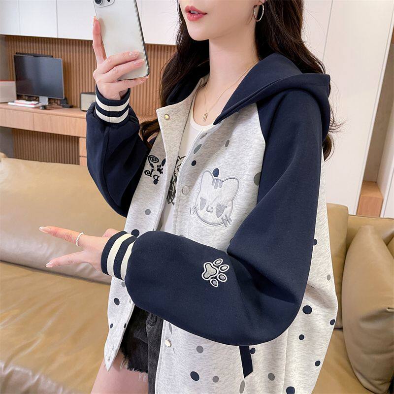刺绣小猫撞色连帽棒球服外套女秋季2026新款上衣波点开衫夹克卫衣