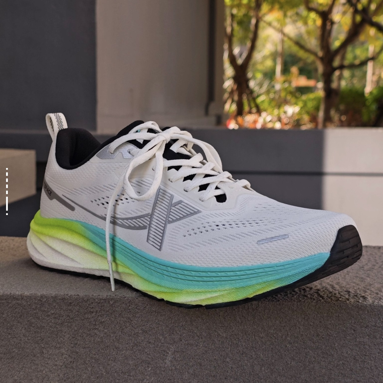 特步 薄底香菜 体考体测防滑耐磨透气 低帮 训练跑步鞋 男款 白蓝