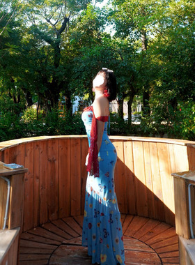 法式气质蓝色吊带连衣裙女新款高级性感露背收腰显瘦包臀鱼尾长裙