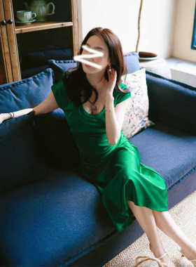 法式复古绿色高级感气质连衣裙女夏季新款优雅时尚洋气修身长裙子