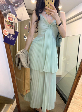 新款温柔优雅风绿色褶皱吊带连衣裙夏季微胖宽松遮肉假两件长裙