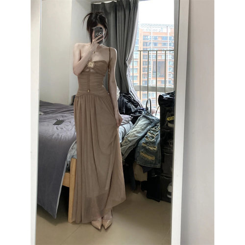 法式高级感气质松弛感慵懒风修身显瘦褶皱抹胸连衣裙新款御姐长裙