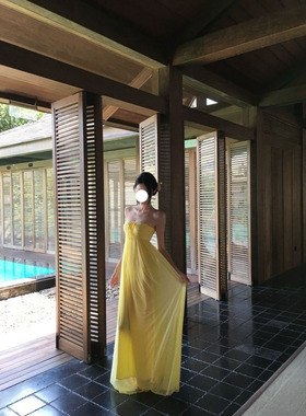 绝美黄色海边度假网纱挂脖连衣裙女御姐新款穿搭显瘦遮肉百搭长裙