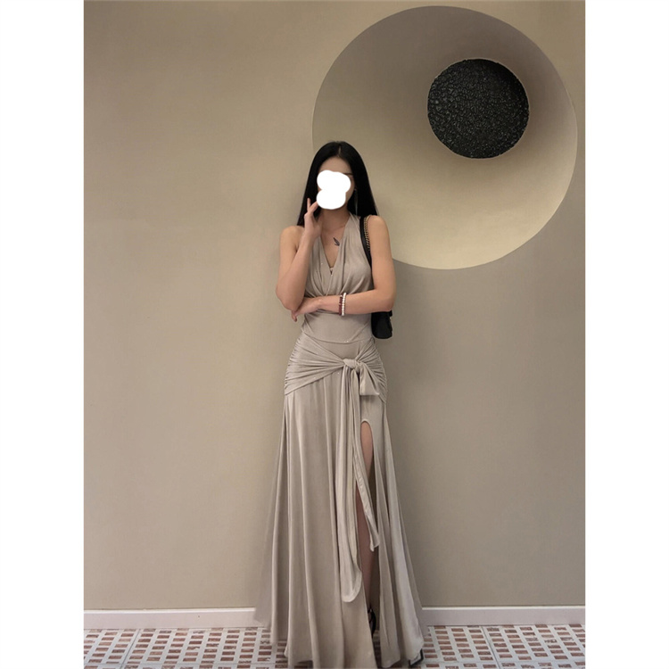 法式小众设计感气质优雅名媛风新款挂脖式连衣裙微胖收腰显瘦长裙