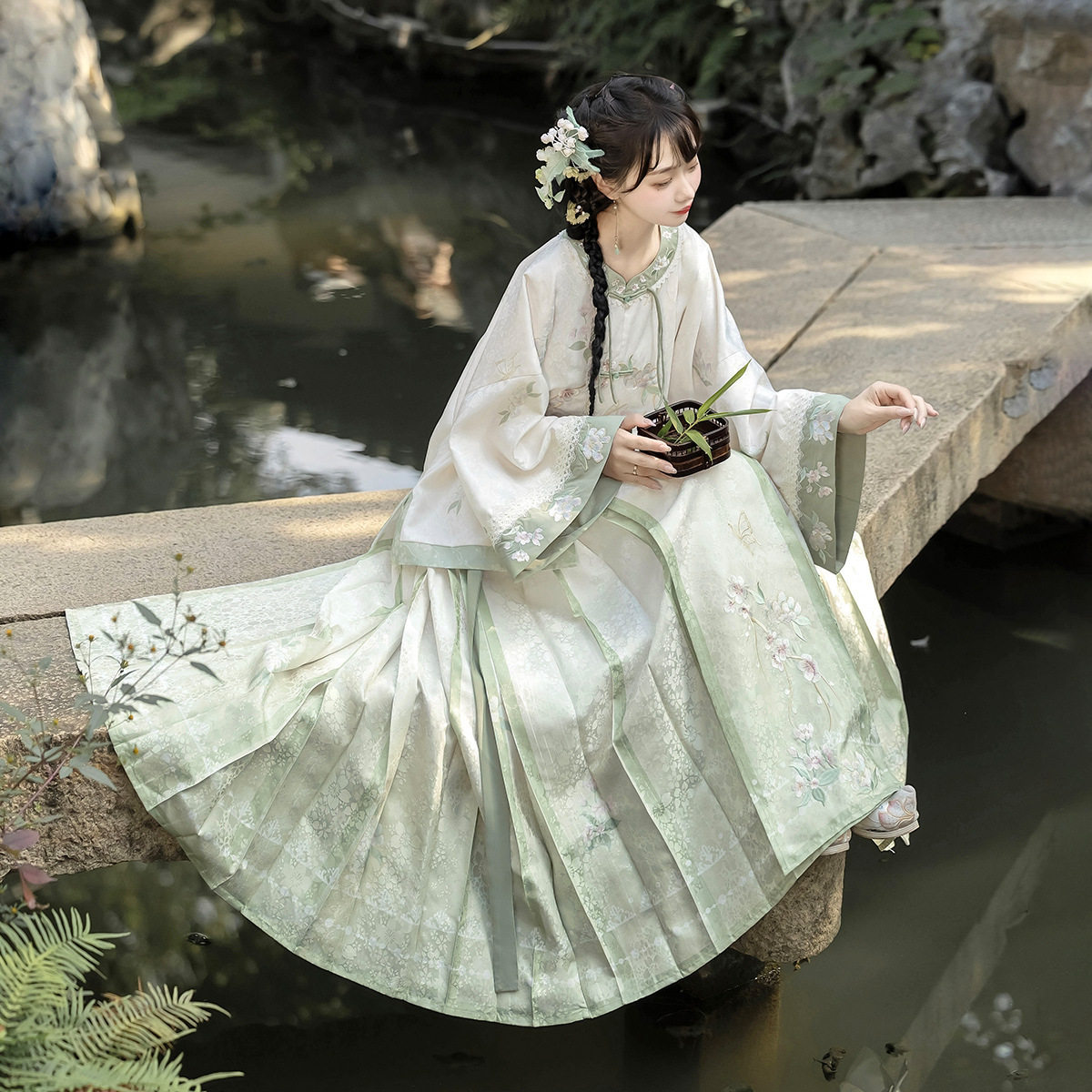 倚梦阁原创设计若梦汉服女中国风改良汉元素圆领袍马面裙套装9320