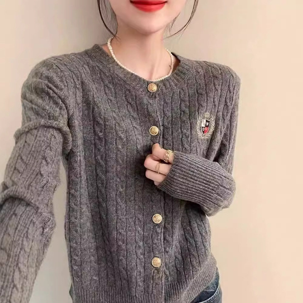 刺绣麻花圆领毛衣外套女