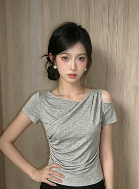 大码灰色不对称褶皱露肩设计短袖T恤女夏季修身显瘦百搭斜领上衣