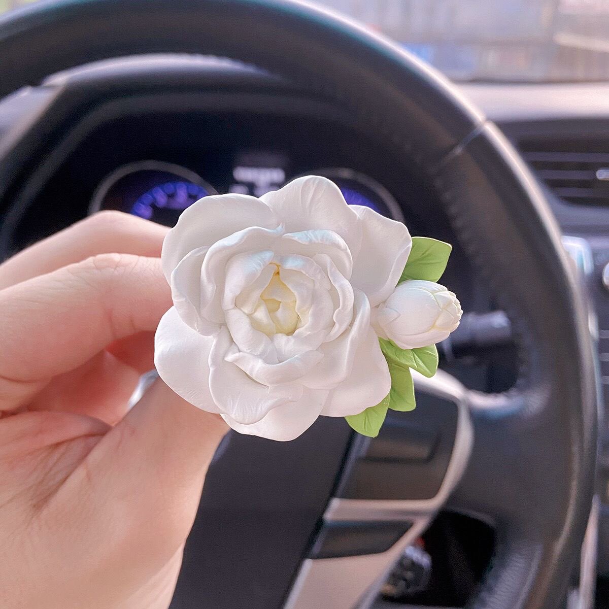 茉莉花车载香水香薰车内空调出风口装饰花朵扩香石女神香氛高级感