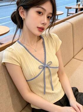 韩式蝴蝶结黄色短袖T恤女夏新款V领修身显瘦蝴蝶结撞色辣妹上衣女