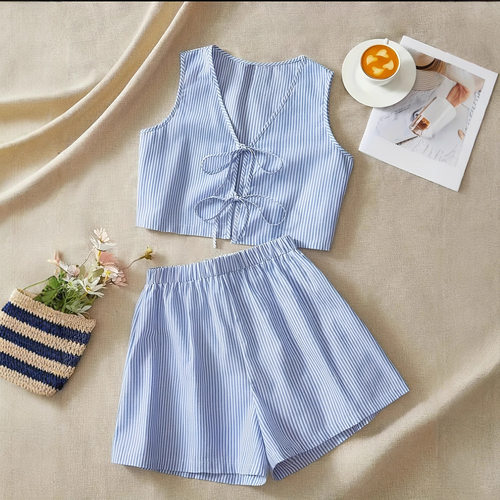 条纹无袖上衣短裤套装Striped sleeveless top and shorts set