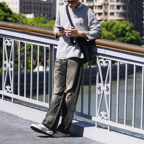 UTIMUS直筒黑色刀割破洞牛仔裤