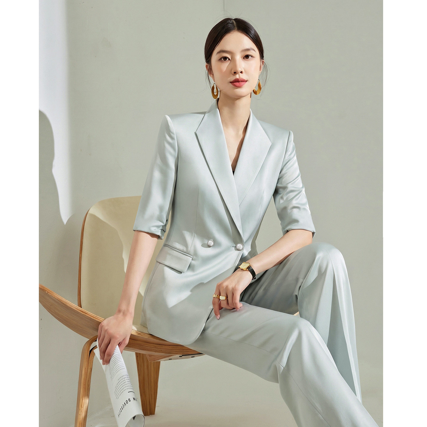 香漪水蓝色缎面2026夏季新款薄款西装套装修身高级出勤休闲西服女