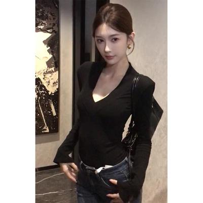 黑色深v领加绒内搭打底衫女秋冬可外穿设计感修身气质垫肩上衣服