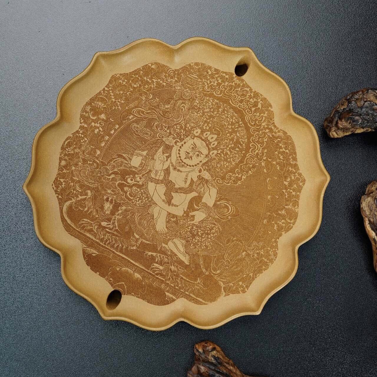 紫砂壶承黄财神·菱花干泡·招财财源广进优质黄金段直径20.8cm