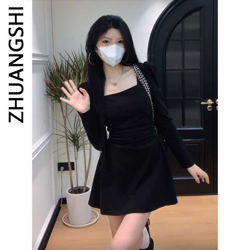 赫本风方领长袖小黑裙女