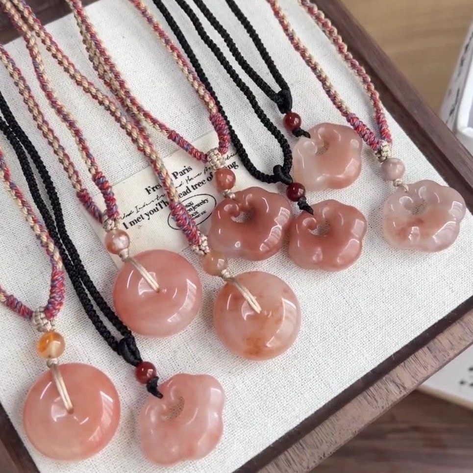 天然桃花酿祥云锁吊坠金丝玉水蜜桃色无事牌女款粉色平安扣玉挂件