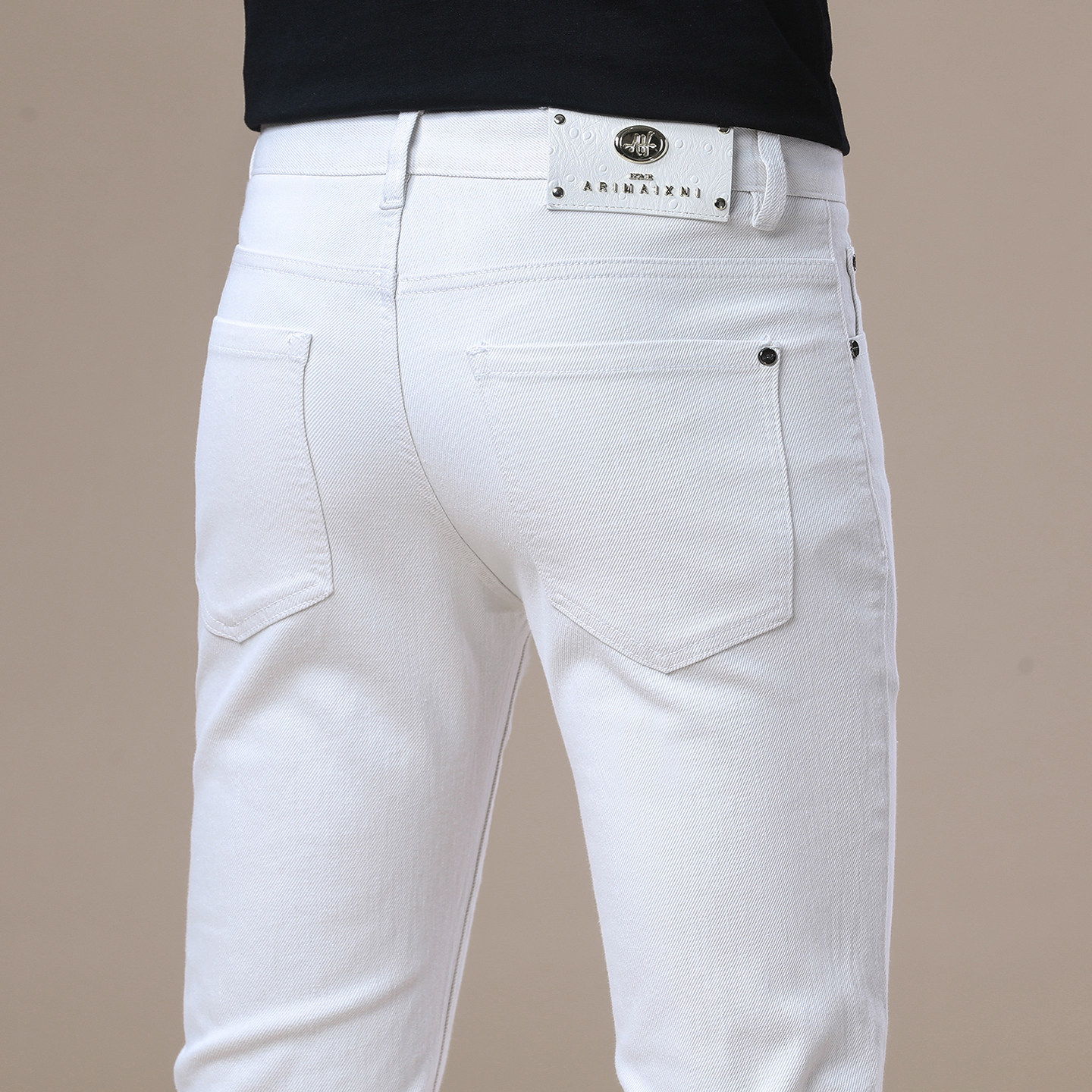  高端品牌2026春夏新款米白色牛仔裤男修身小脚弹力百搭休闲裤子