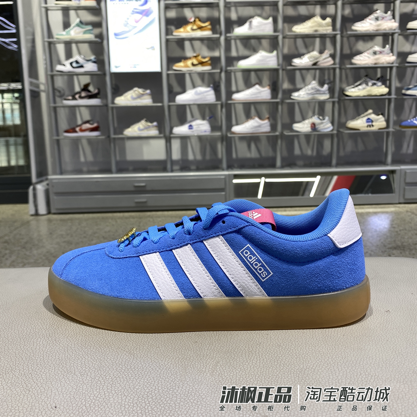 阿迪达斯女低帮轻便透气休闲板鞋