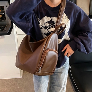 迪佳漫女包2025新款大容量多用包女休闲单肩包斜挎包饺子包复古包