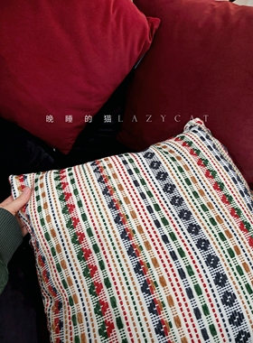 晚睡的猫绣花编织红色复古氛围抱枕靠枕丝绒美式中古风新年红圣诞