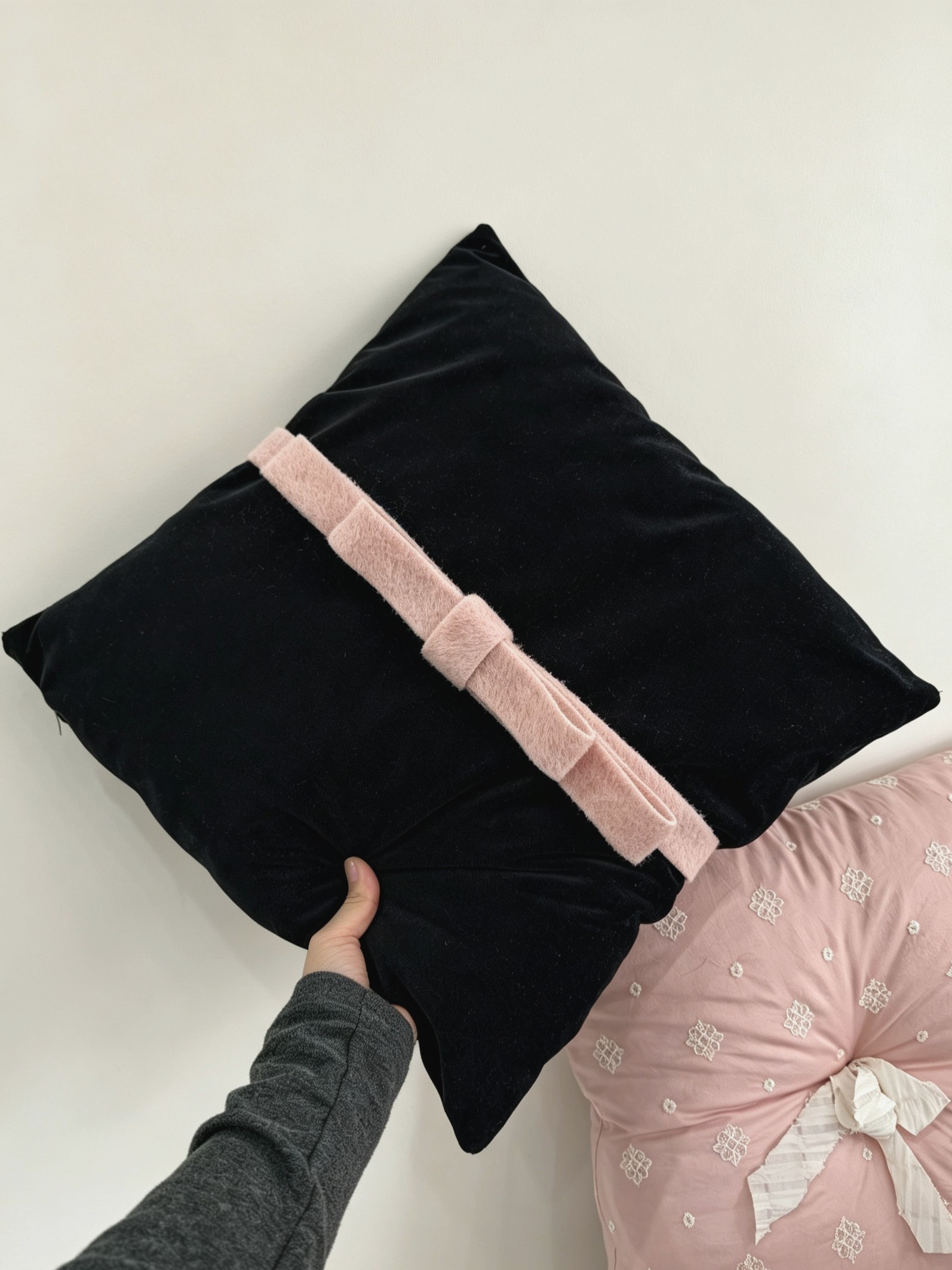 法式黑粉撞色抱枕黑色丝绒粉色毛呢蝴蝶结靠垫客厅卧室软装装饰枕