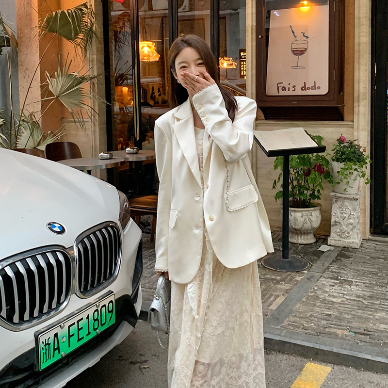 荞荞qiaoqiao《游园私服》2023新款高级感气质休闲白色西装外套女怎么看?