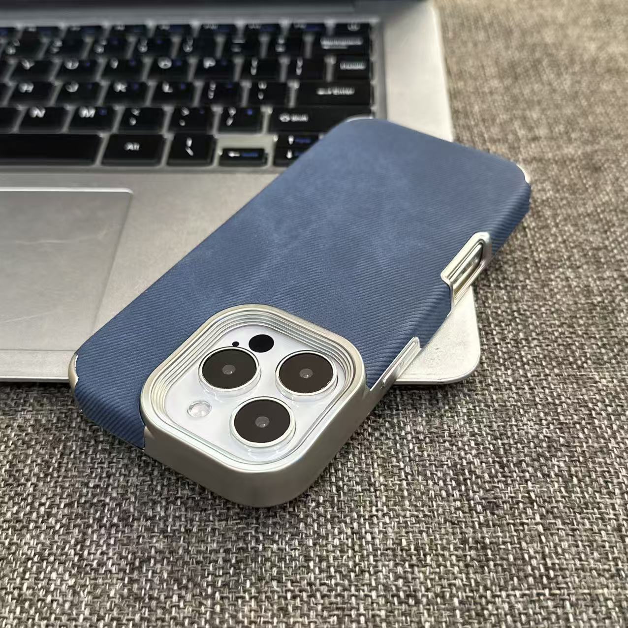 蓝色牛仔纹适用苹果17promax电镀手机壳iPhoneAIR新款16/15/14/13pro简约纯色vivo华为P70小米15oppo磨砂肤感