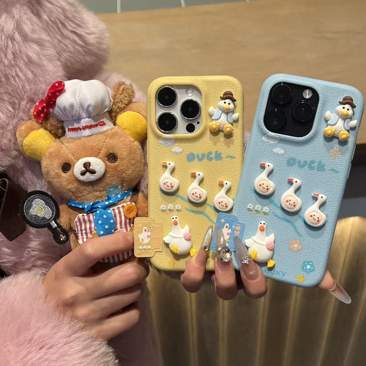 趣味韩国鸭子公仔适用苹果17/16promax皮革纹手机壳iPhone15/14/13pro磨砂软套vivo华为p70小米17oppo软套潮