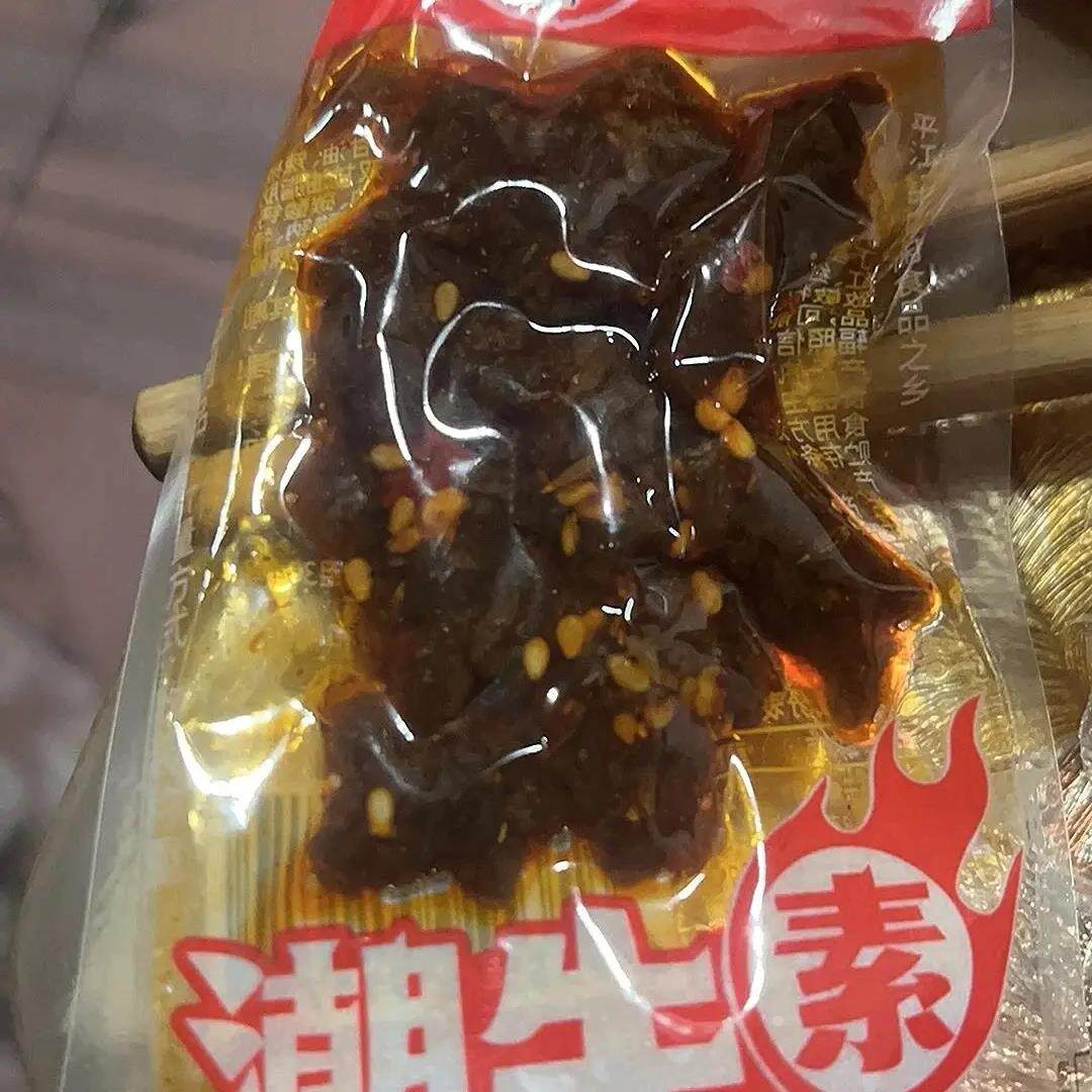鸿旺老妈牛肉辣条碳烤素牛肉粒麻辣香辣素食面筋儿时经小吃零食
