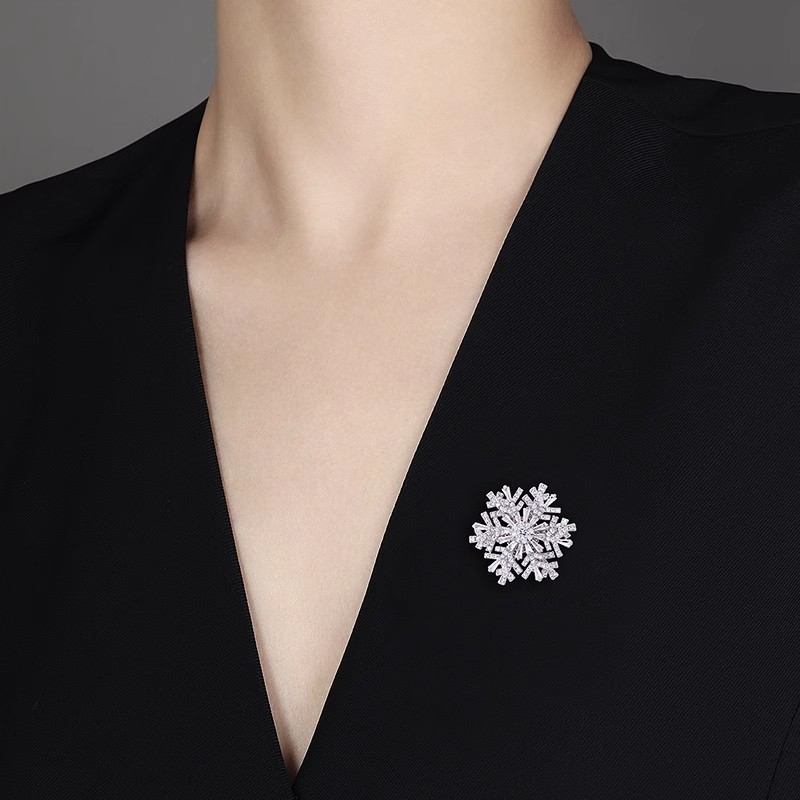 2024年新款高档奢华旋转雪花胸针固定衣服别针西装外套胸花配饰品