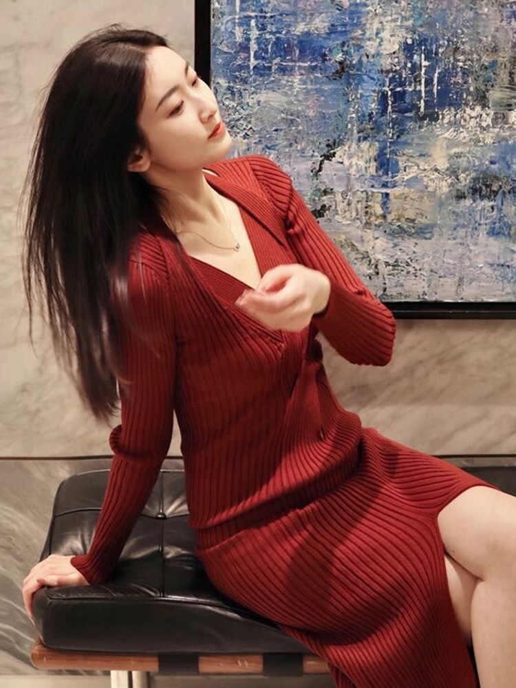 신년 동창회 등록용 신부 드레스 연회용 스몰 드레스 여성스러운 슬림핏 레드 브이넥 니트 드레스