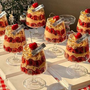 冬季情侣浪漫送礼草莓蛋糕杯2025新年姐妹聚会水果生日高脚杯
