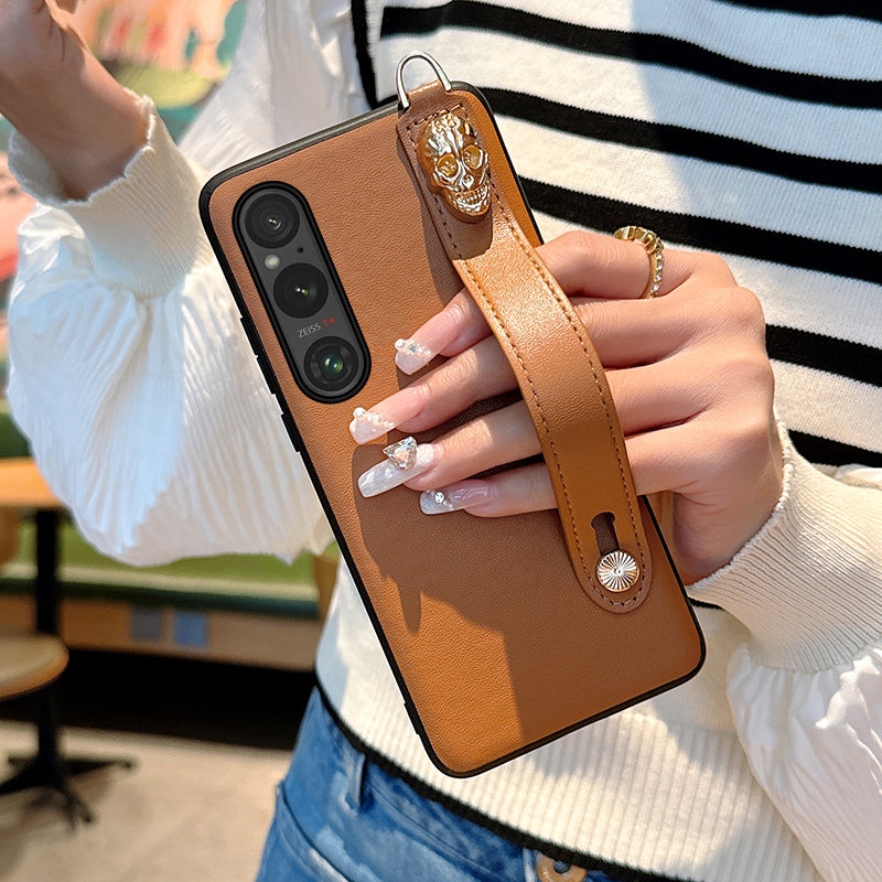 适用于索尼Xperia1V手机壳时尚便捷斜挎背带挂绳女款SonyXperia1V创意个性骷髅头腕带款纯色保护套