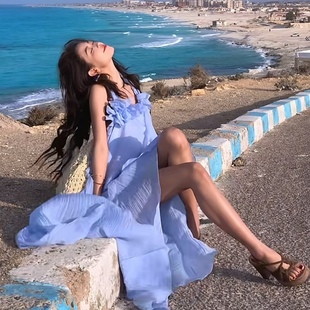 度假风挂脖连衣裙女蓝色褶皱高级感长裙海边拍照仙女裙