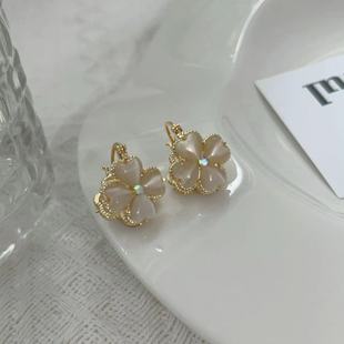 白色双面四叶草耳环女2023年新款耳饰时尚简约小众饰品设计感耳环
