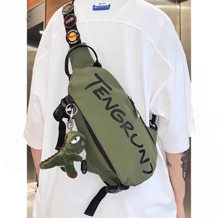 斜挎包男款胸包男士小背包2025新款男生包包青少年男孩单肩挎包男